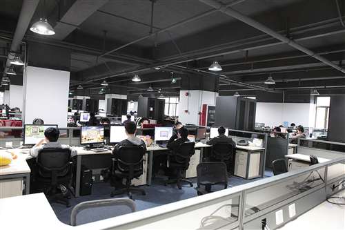 宽敞明亮的办公环境   多益的员工在一个开放性的办公室工作,采光充足